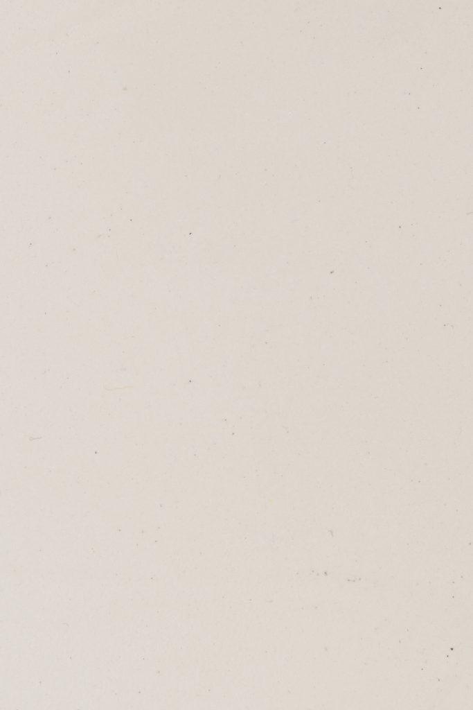 Een kleurstaal met Beton Ciré in de kleur DAUW- OFFWHITE - ROOM - Room Off. whiteRAL 9003 NCS S0502-G. Een hele lichte grijstint.